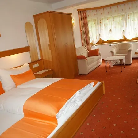 Gaestehaus Almrausch, Mit Pool Konukevi Nassereith