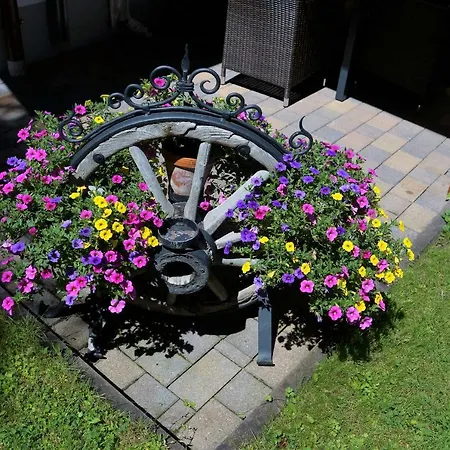 Gaestehaus Almrausch, Mit Pool 招待所