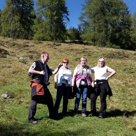 Gaestehaus Almrausch, Mit Pool 招待所 3*