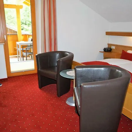 Gaestehaus Almrausch, Mit Pool 那塞雷思