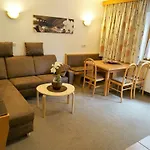 Gaestehaus Almrausch, Mit Pool 게스트하우스 3*