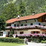Gaestehaus Almrausch, Mit Pool 게스트하우스 3*