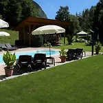 Gaestehaus Almrausch, Mit Pool 게스트하우스