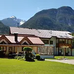 Gaestehaus Almrausch, Mit Pool 게스트하우스