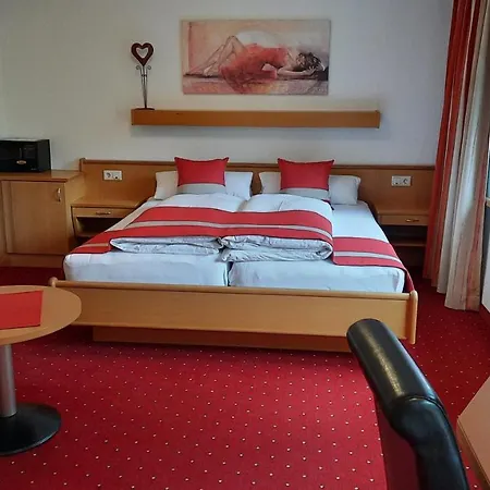 בית הארחה Gaestehaus Almrausch, Mit Pool נאסריט