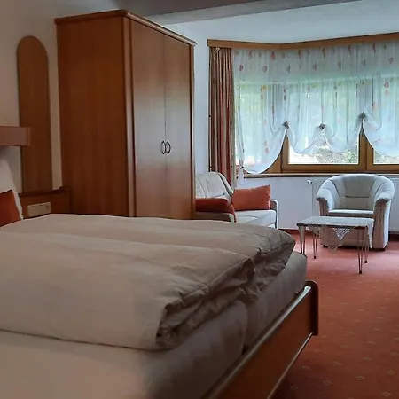 Gaestehaus Almrausch, Mit Pool