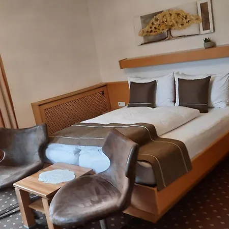 Gaestehaus Almrausch, Mit Pool בית הארחה