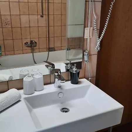 Gaestehaus Almrausch, Mit Pool בית הארחה