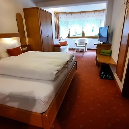 Gaestehaus Almrausch, Mit Pool בית הארחה 3*