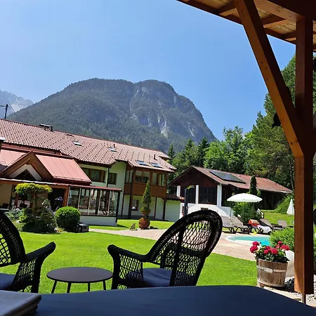 Gaestehaus Almrausch, Mit Pool بيت ضيافة
