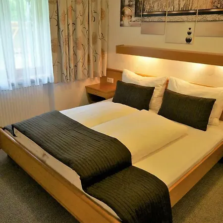 בית הארחה Gaestehaus Almrausch, Mit Pool 3*