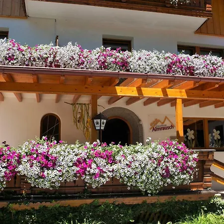 Gaestehaus Almrausch, Mit Pool בית הארחה נאסריט