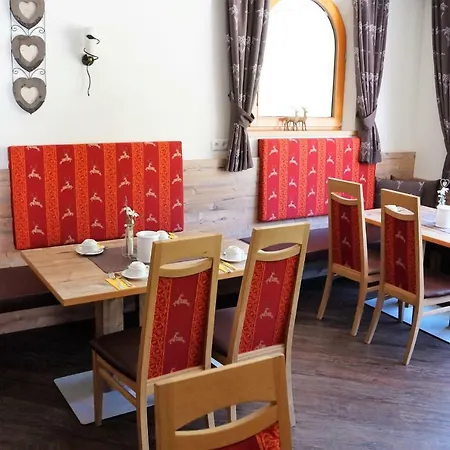 בית הארחה Gaestehaus Almrausch, Mit Pool נאסריט