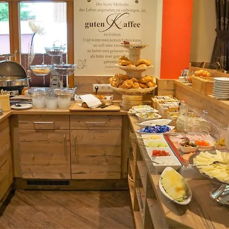 Gaestehaus Almrausch, Mit Pool בית הארחה נאסריט