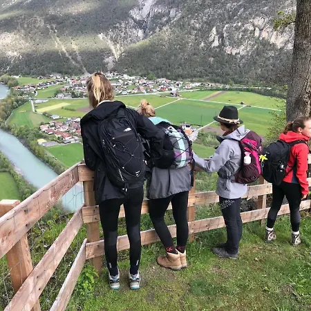 Gaestehaus Almrausch, Mit Pool בית הארחה נאסריט